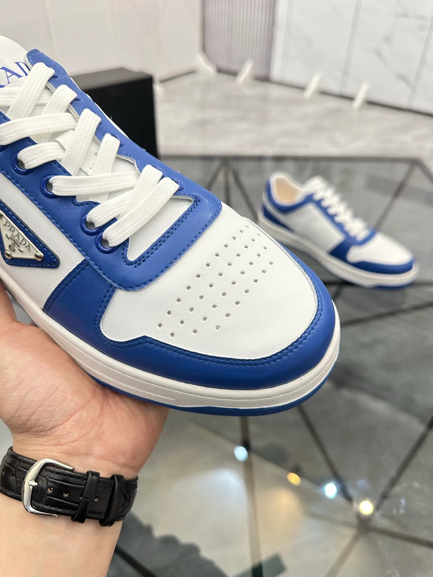 Men's shoes: 💰P400¥ Product trademark: Prada *"Prada*" low-top casual shoes Regular size: 38-44 (can be customized to 45) Product materials: imported cowhide upper, sheepskin lining, original outsole. Number: 020